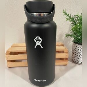 NWOT Hydro Flask 32oz Wide Mouth Matte Black Bottle. Double Wall. BPA Free.